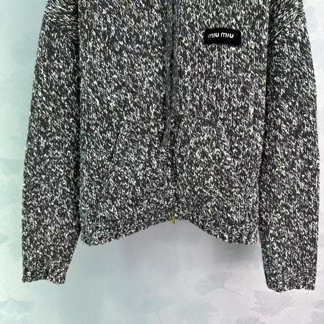 Neue Strickjacke mit Kapuze für Herbst und Winter