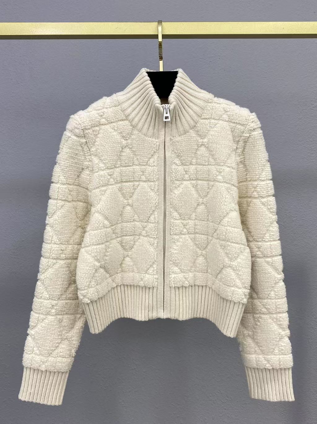 Veste zippée en laine brodée à pompons