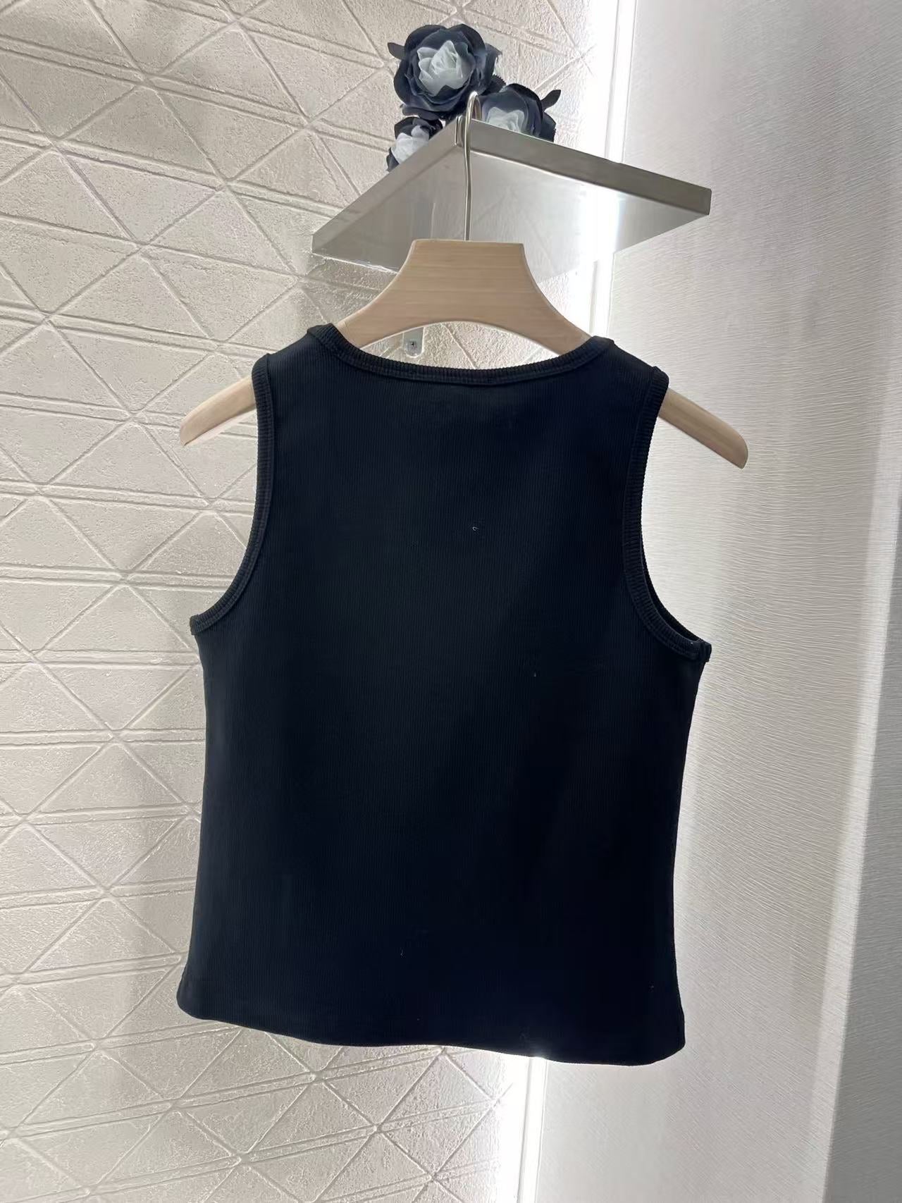 Handbesticktes Leibchen