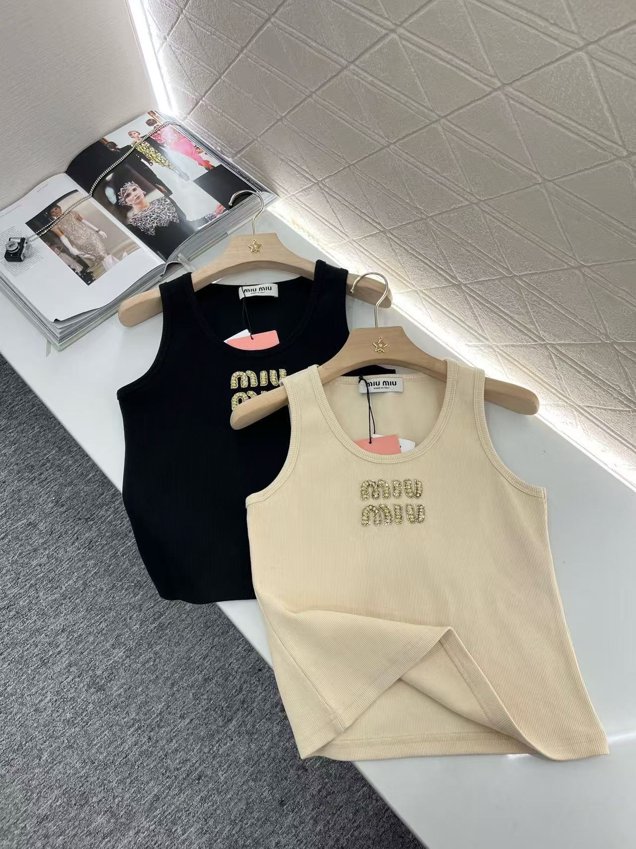 Handbesticktes Leibchen