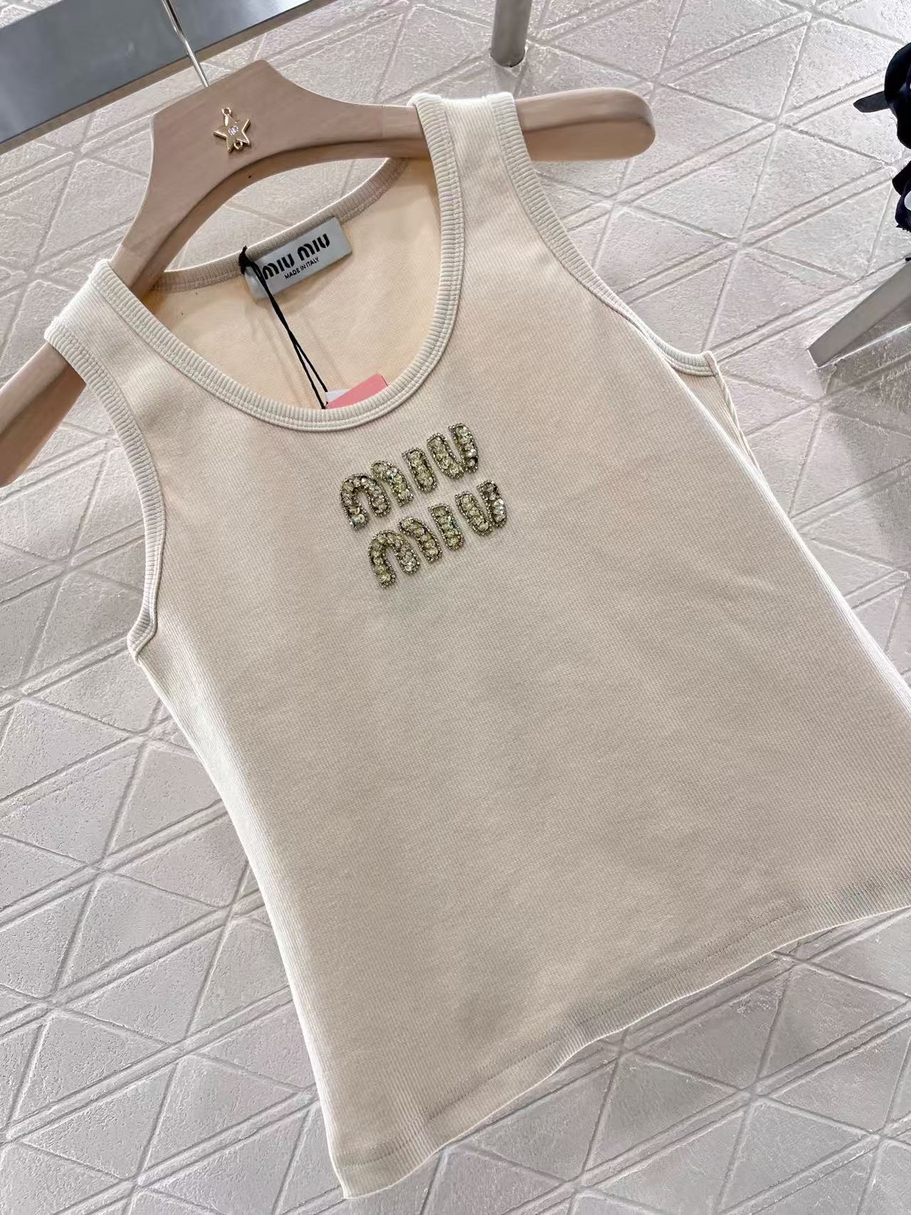 Handbesticktes Leibchen