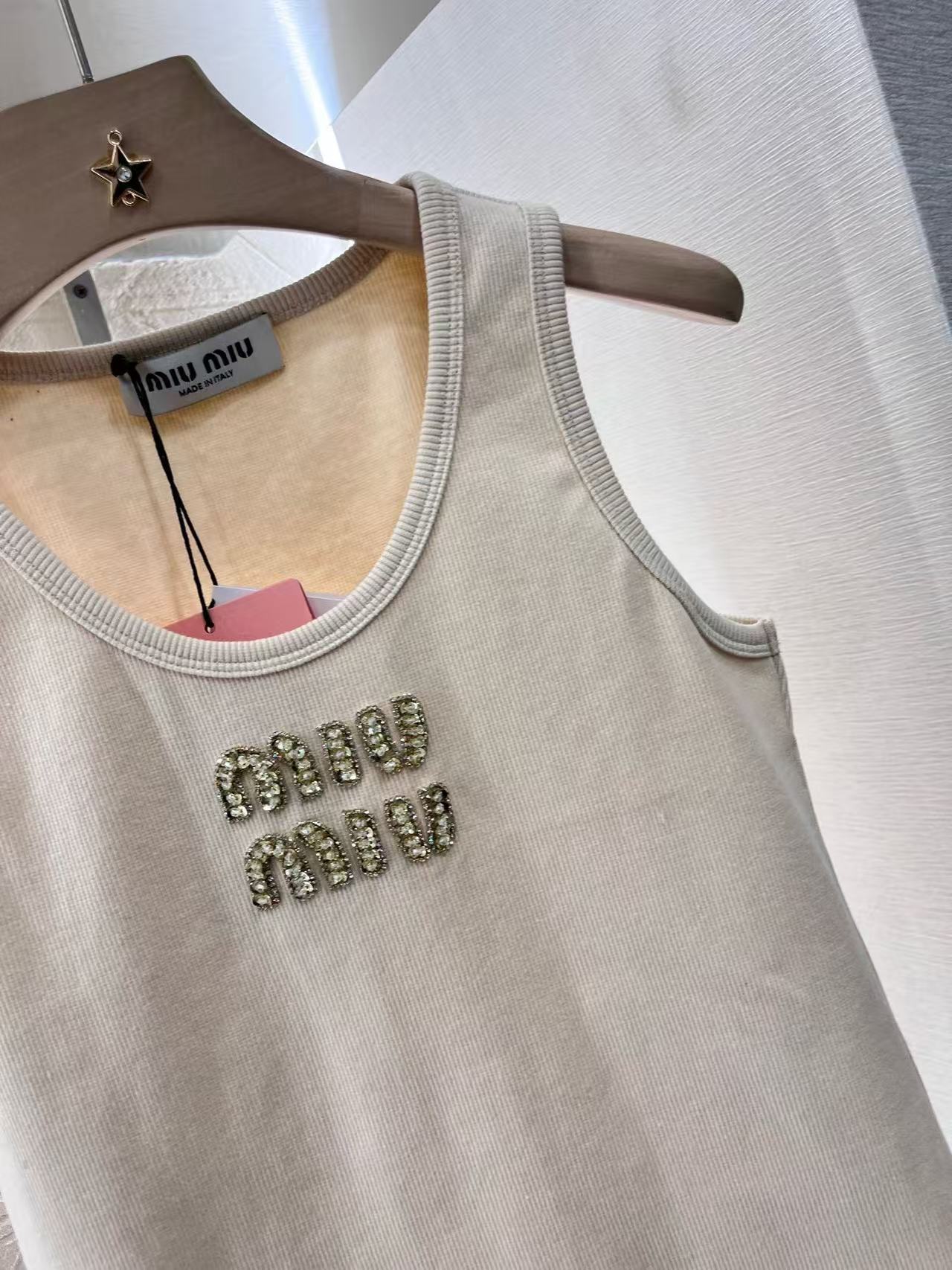 Handbesticktes Leibchen