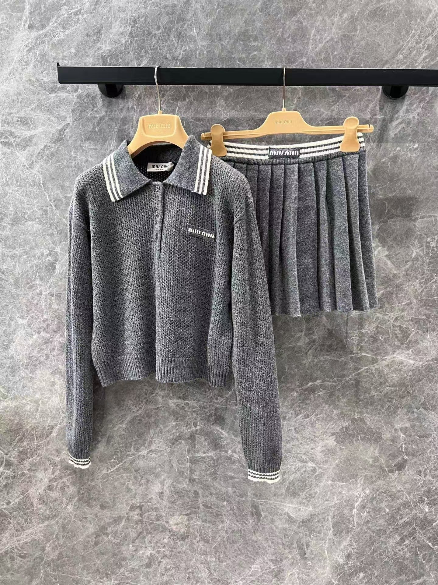 Tailleur jupe plissée à rayures contrastées avec logo brodé