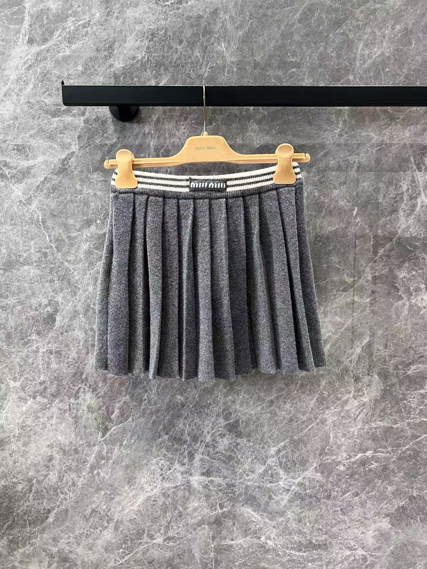 Tailleur jupe plissée à rayures contrastées avec logo brodé