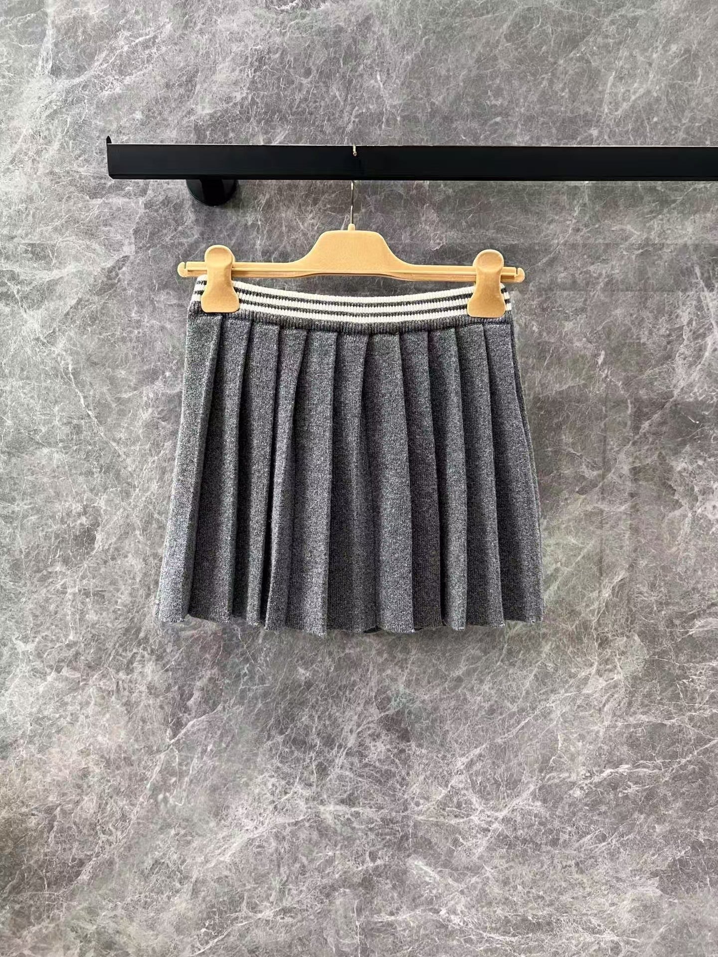 Tailleur jupe plissée à rayures contrastées avec logo brodé