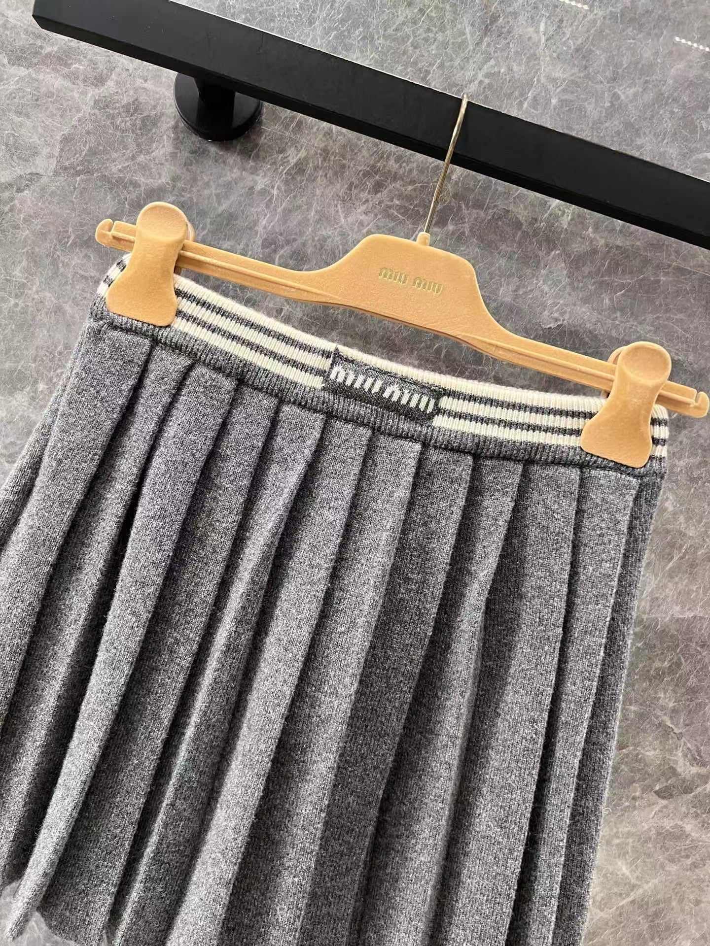 Tailleur jupe plissée à rayures contrastées avec logo brodé