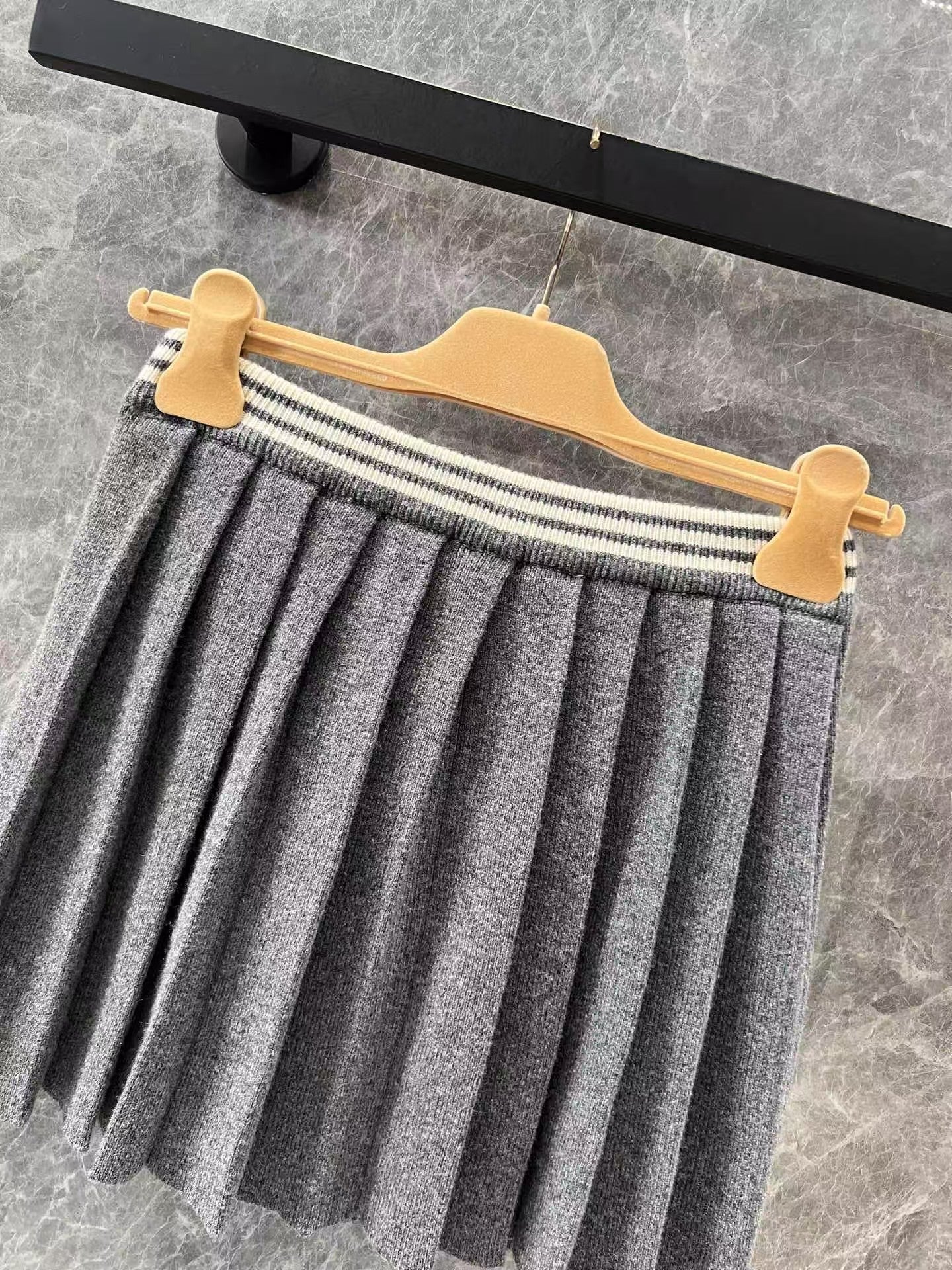 Tailleur jupe plissée à rayures contrastées avec logo brodé