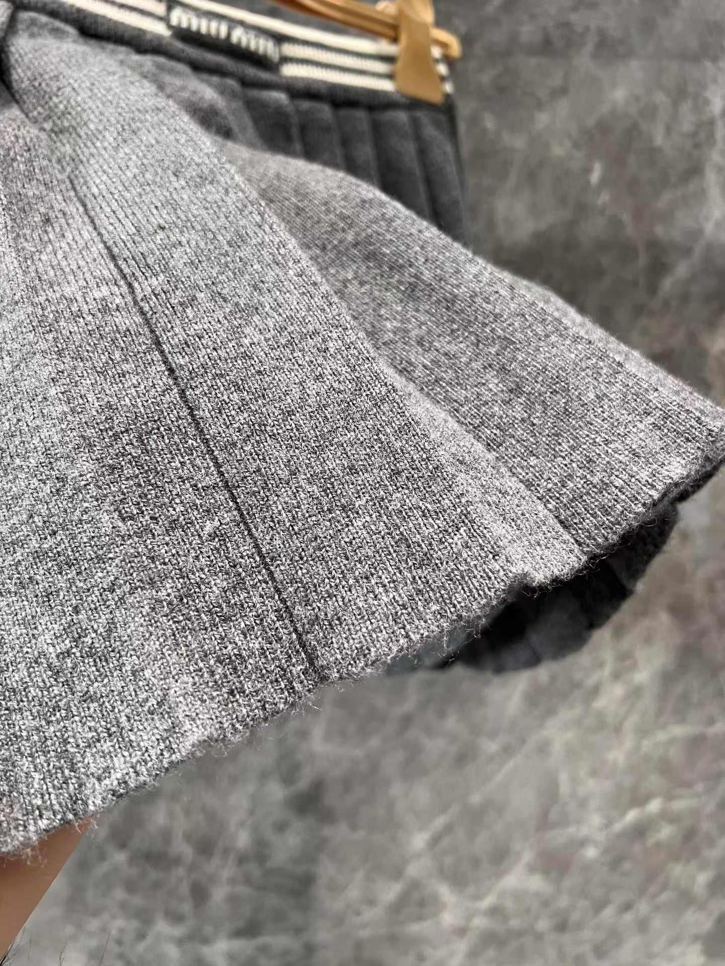 Tailleur jupe plissée à rayures contrastées avec logo brodé