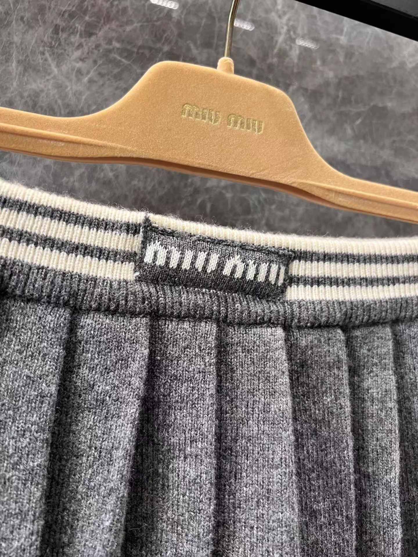 Tailleur jupe plissée à rayures contrastées avec logo brodé