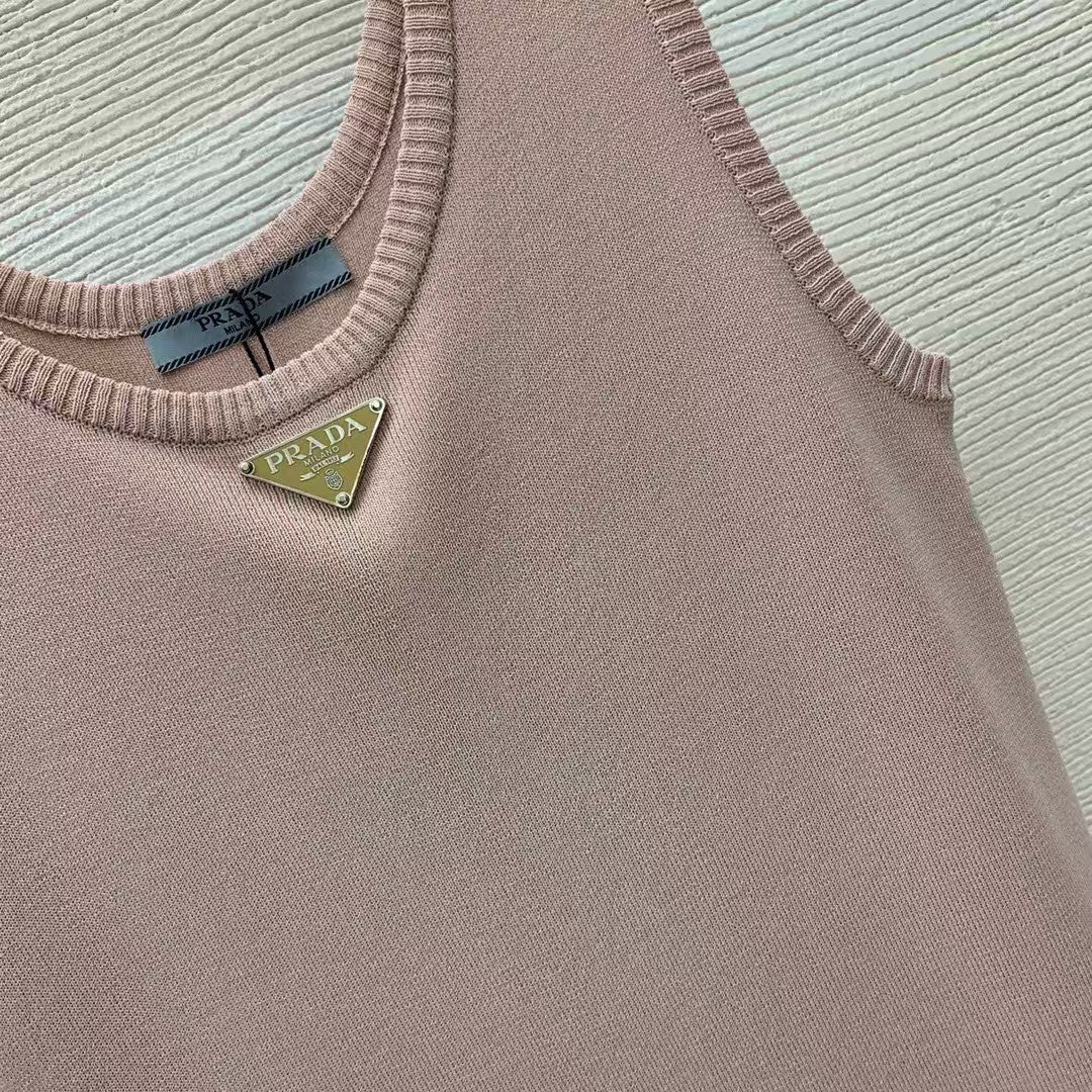 robe classique à logo triangulaire en métal