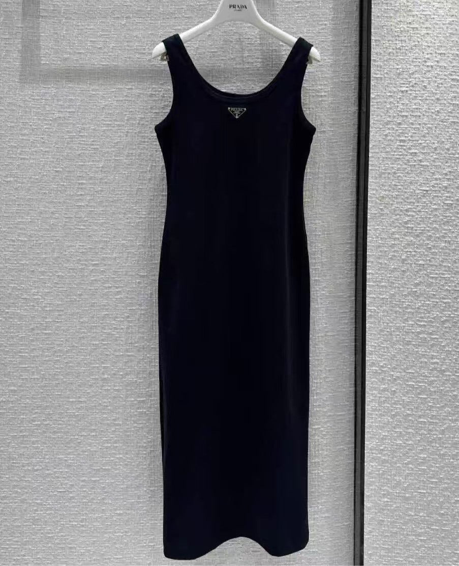 robe classique à logo triangulaire en métal