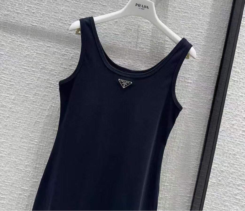 robe classique à logo triangulaire en métal