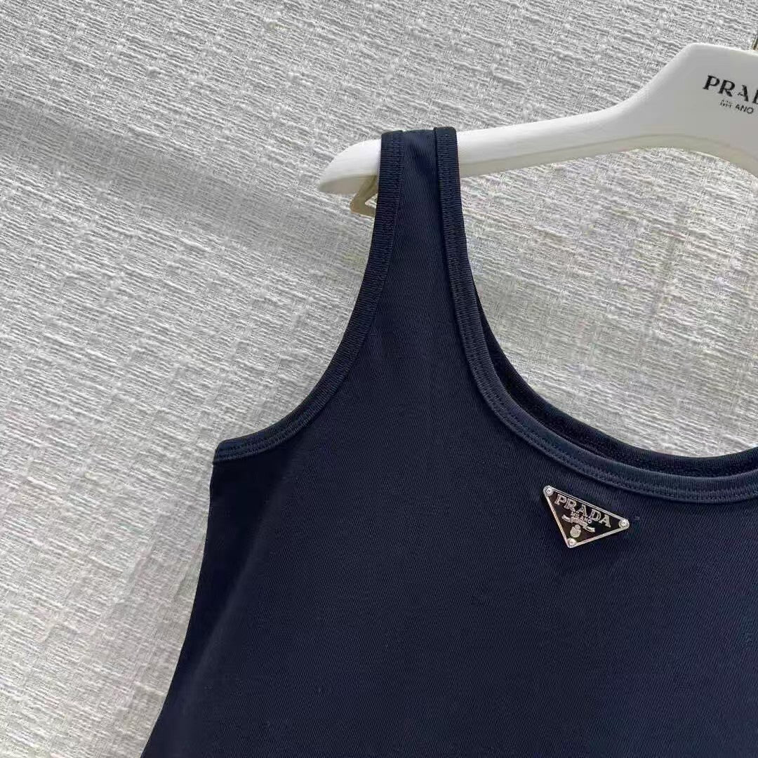 robe classique à logo triangulaire en métal