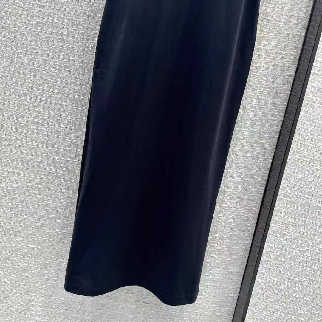 robe classique à logo triangulaire en métal