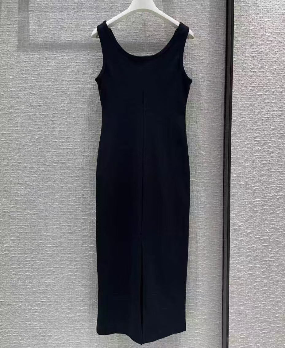 robe classique à logo triangulaire en métal