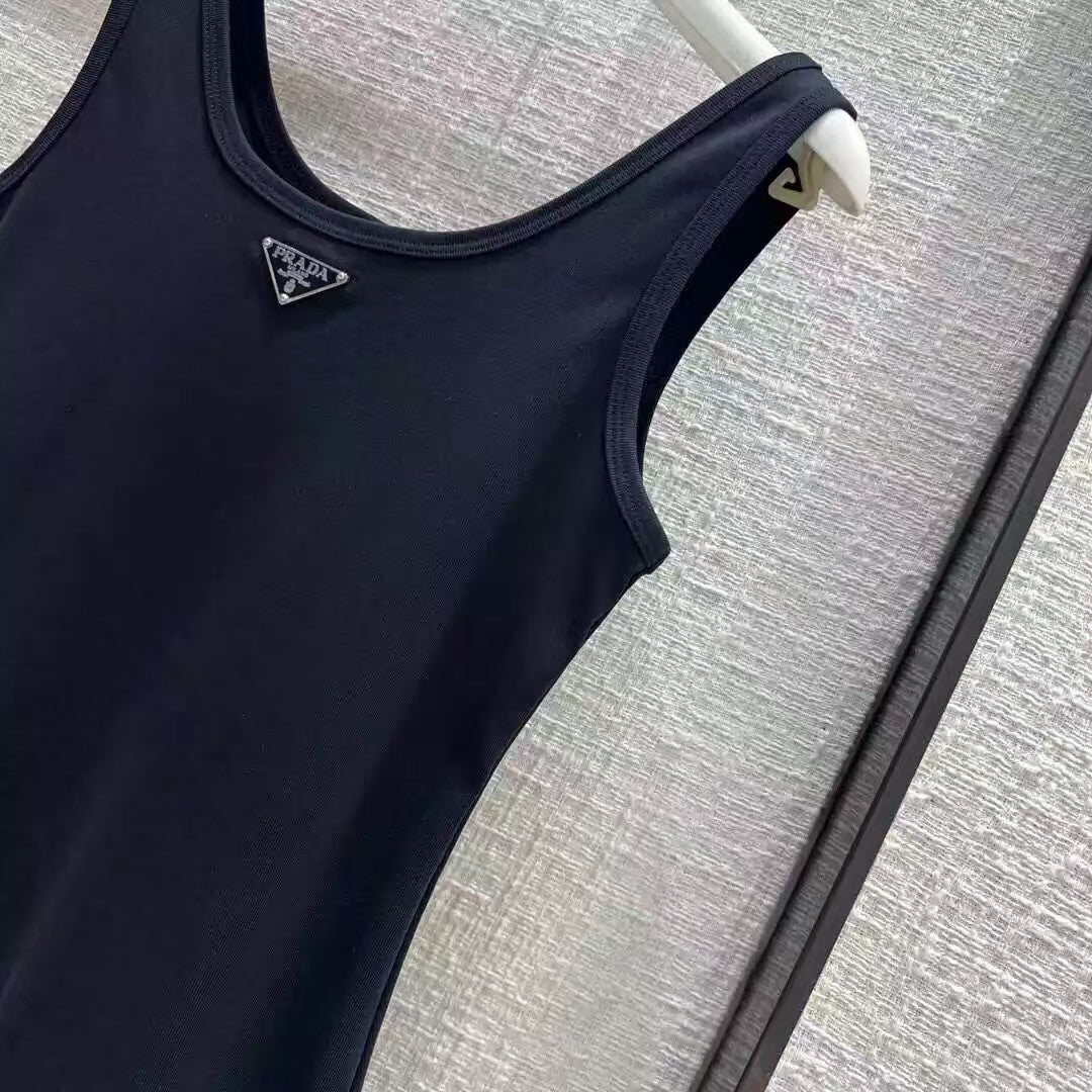 robe classique à logo triangulaire en métal