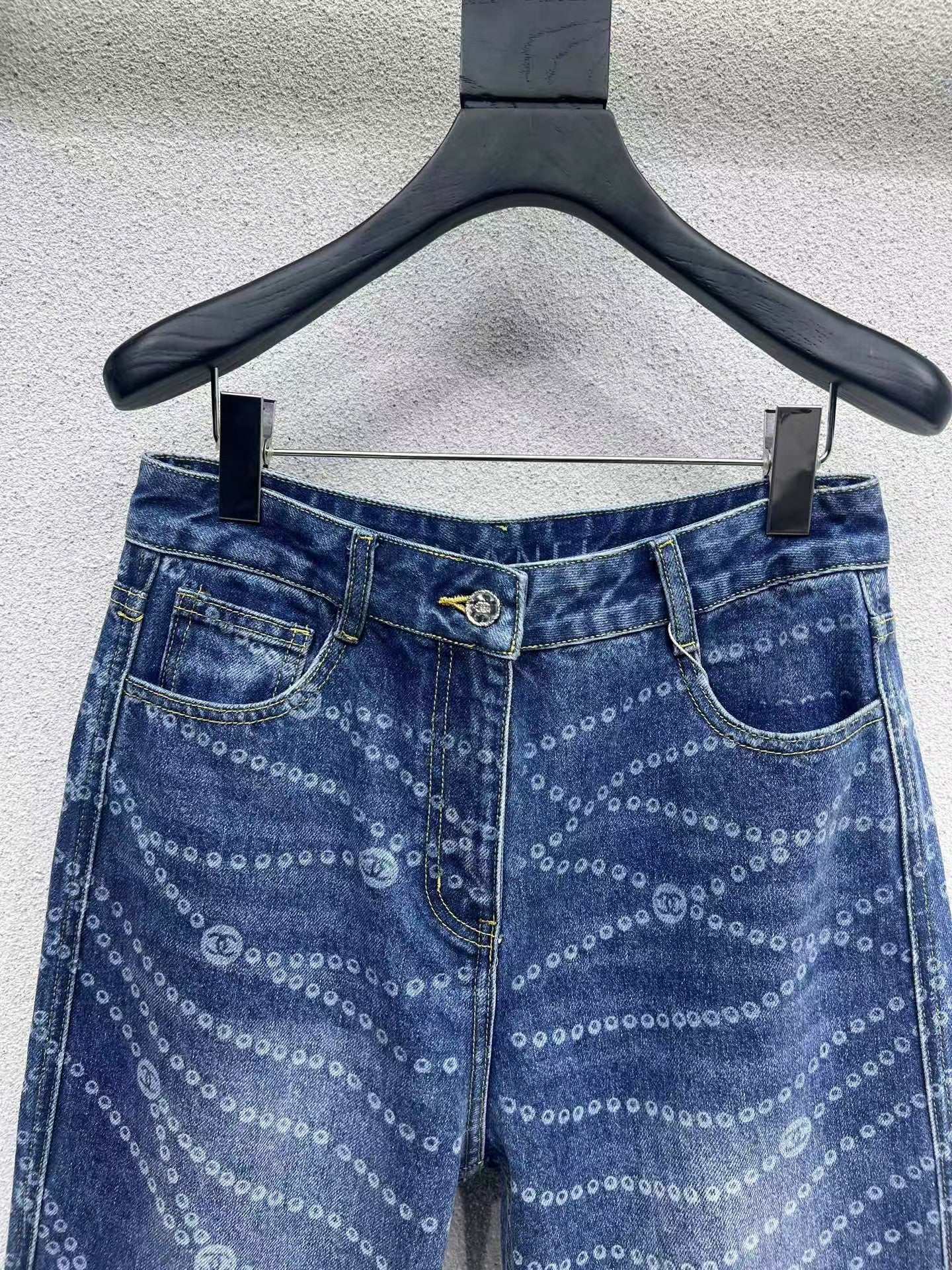 Jean imprimé entièrement brûlé au laser