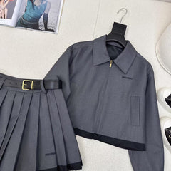 Tailleur veste à revers épissés et jupe plissée ceinturée