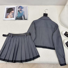 Tailleur veste à revers épissés et jupe plissée ceinturée
