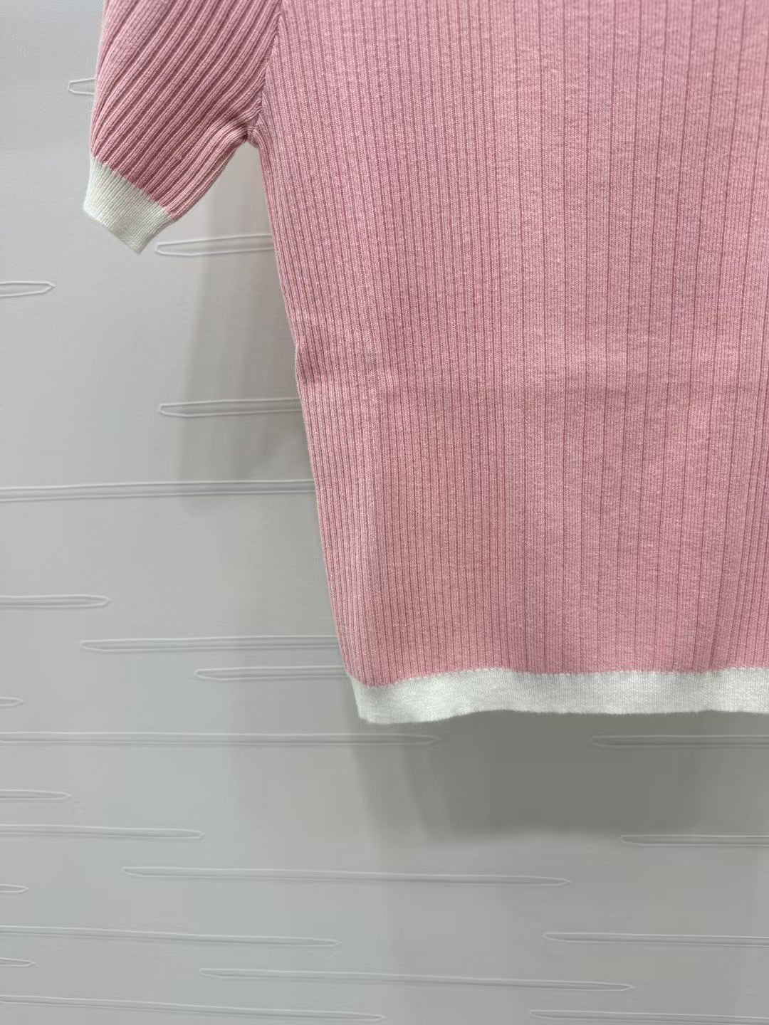 Rundhalsausschnitt, schmale Passform, kurze Ärmel