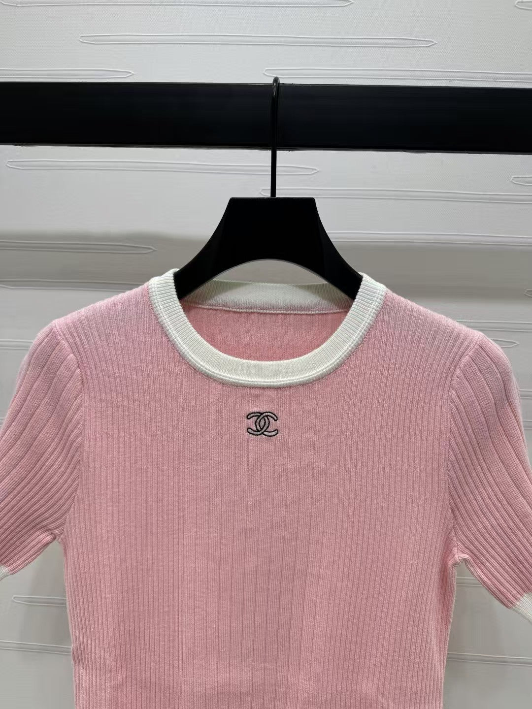 Rundhalsausschnitt, schmale Passform, kurze Ärmel