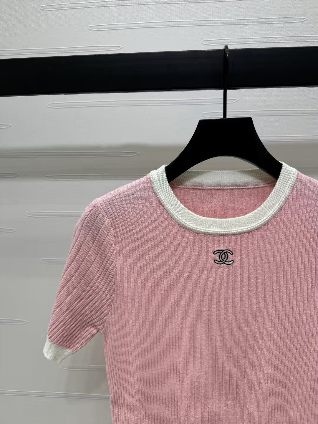 Rundhalsausschnitt, schmale Passform, kurze Ärmel