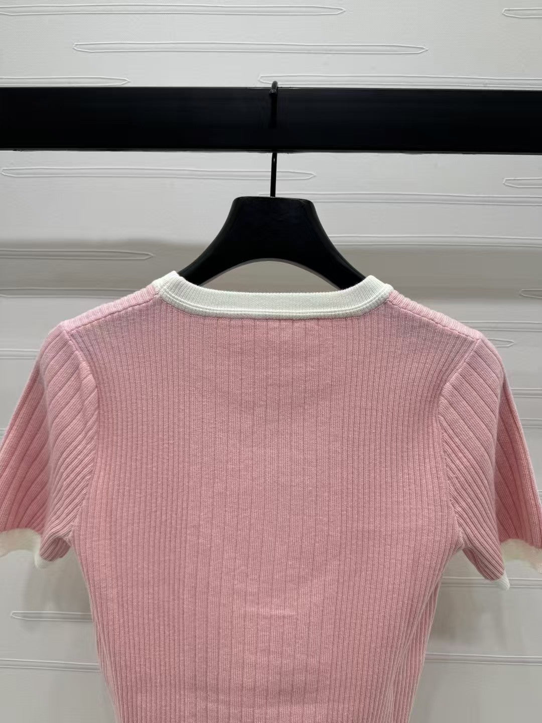 Rundhalsausschnitt, schmale Passform, kurze Ärmel