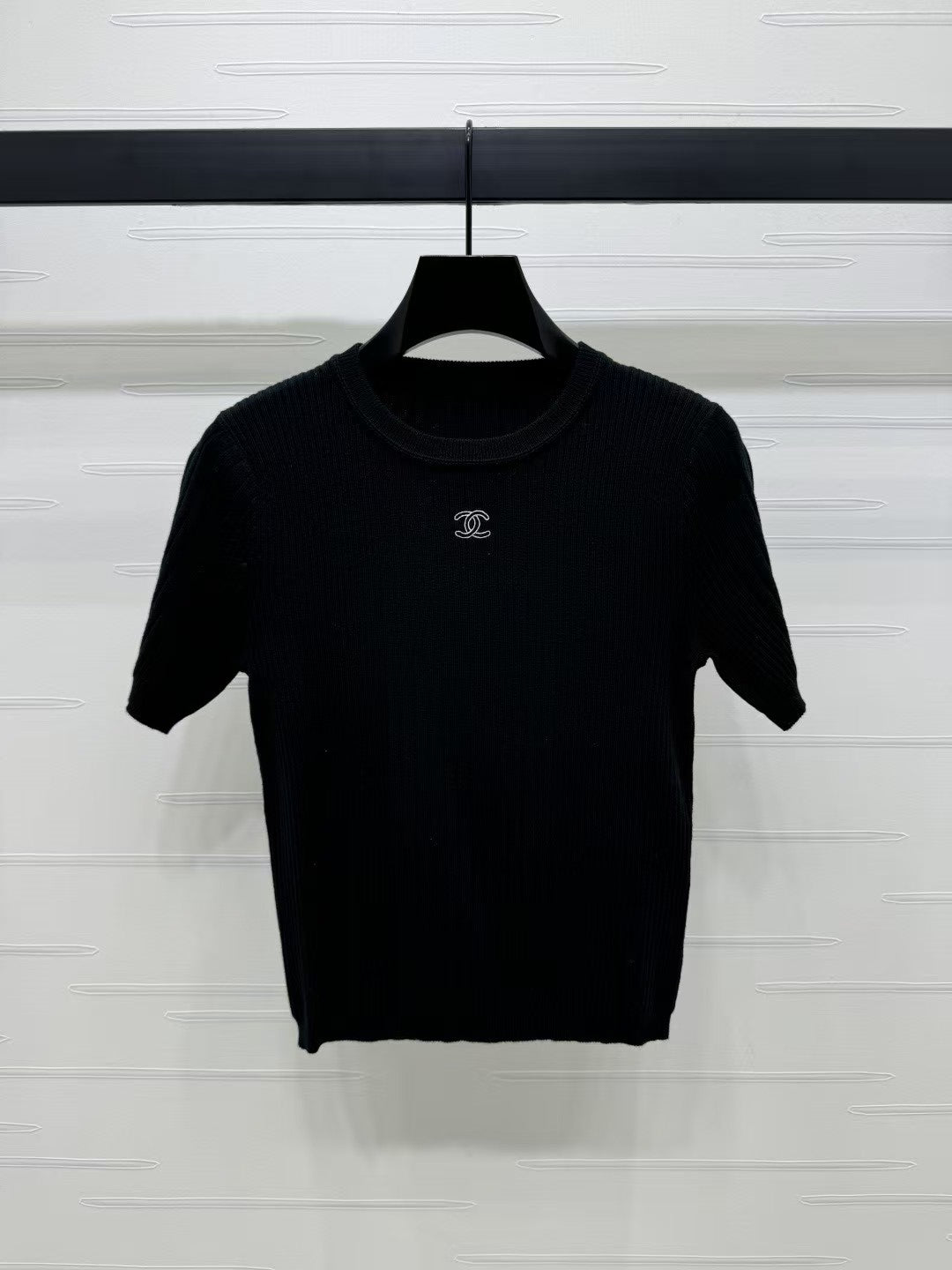 Rundhalsausschnitt, schmale Passform, kurze Ärmel