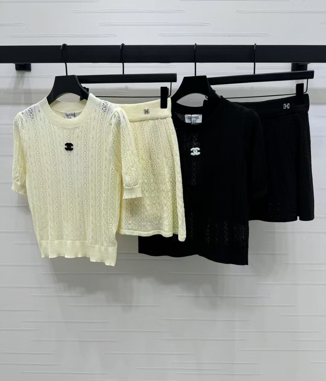 Rundhalsausschnitt, kurze Ärmel, gestrickter Rockanzug