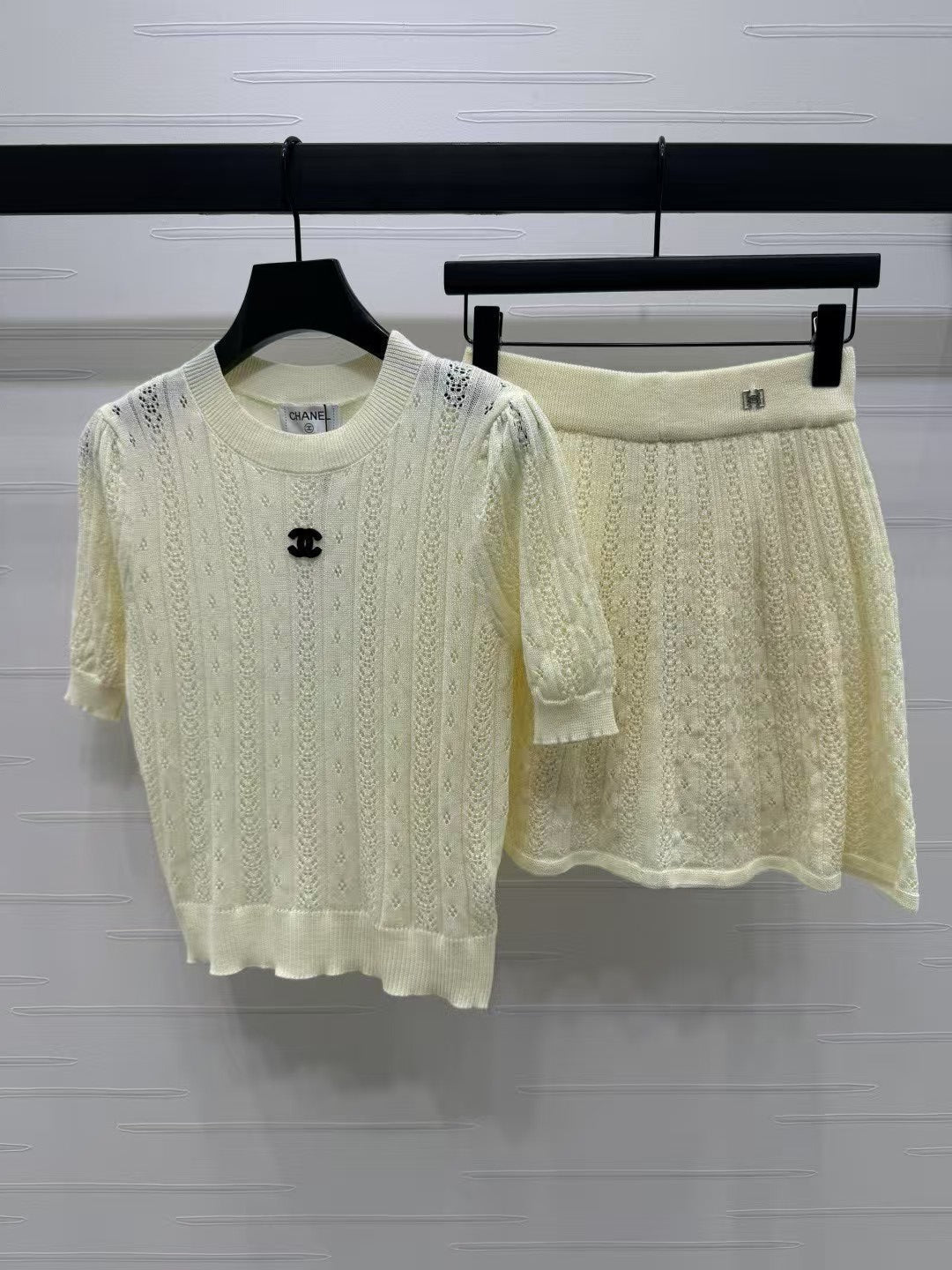 Rundhalsausschnitt, kurze Ärmel, gestrickter Rockanzug