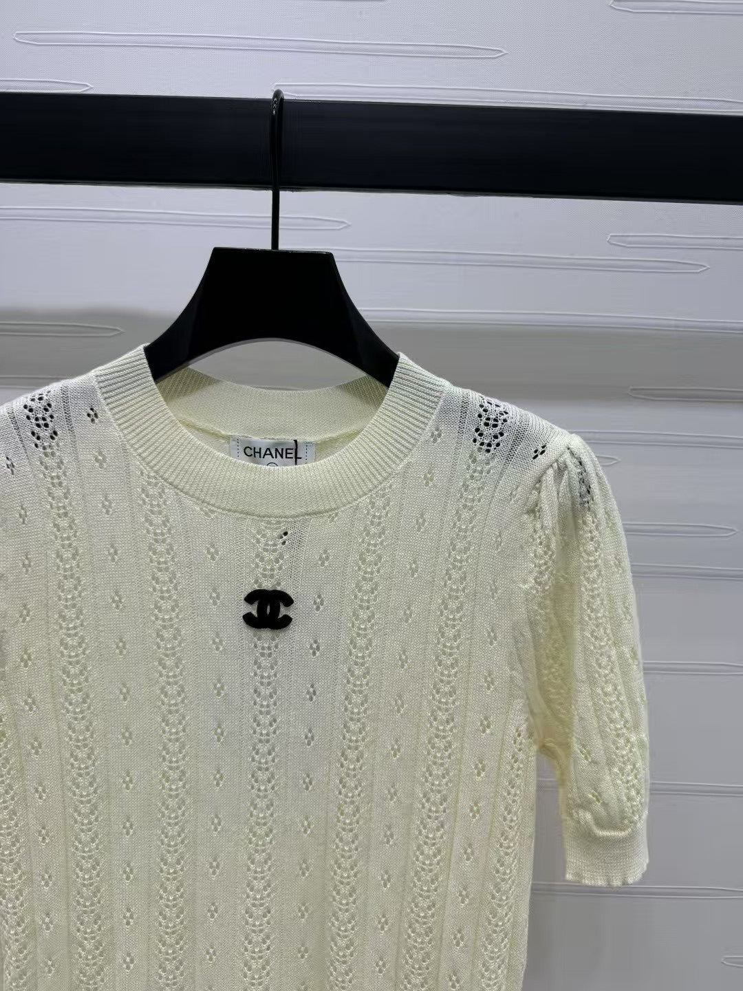 Rundhalsausschnitt, kurze Ärmel, gestrickter Rockanzug