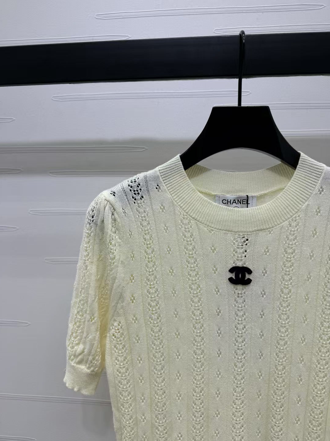 Rundhalsausschnitt, kurze Ärmel, gestrickter Rockanzug