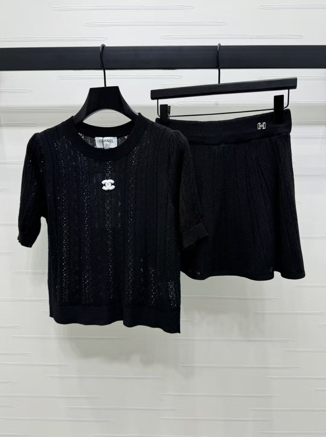 Rundhalsausschnitt, kurze Ärmel, gestrickter Rockanzug