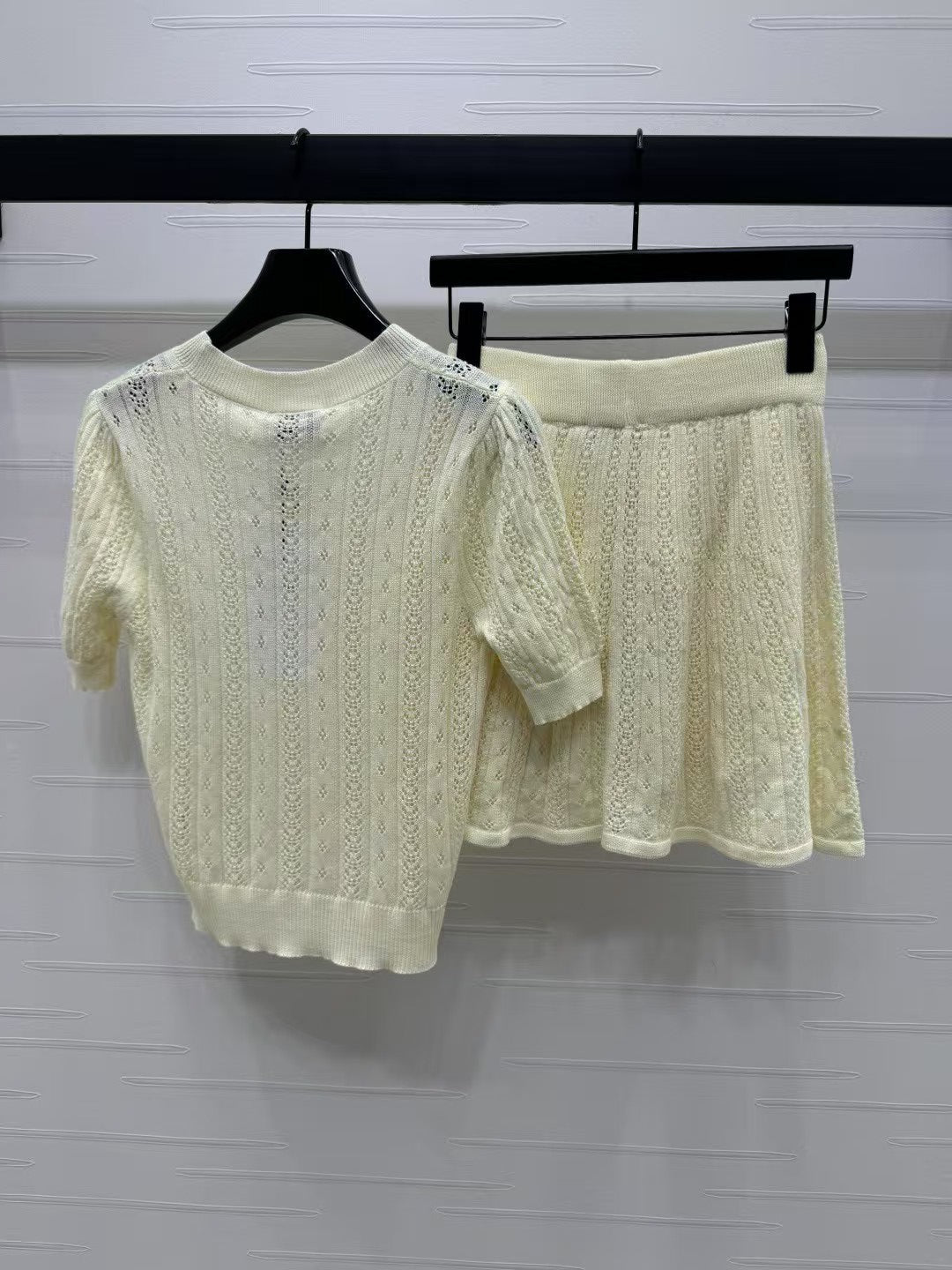 Rundhalsausschnitt, kurze Ärmel, gestrickter Rockanzug