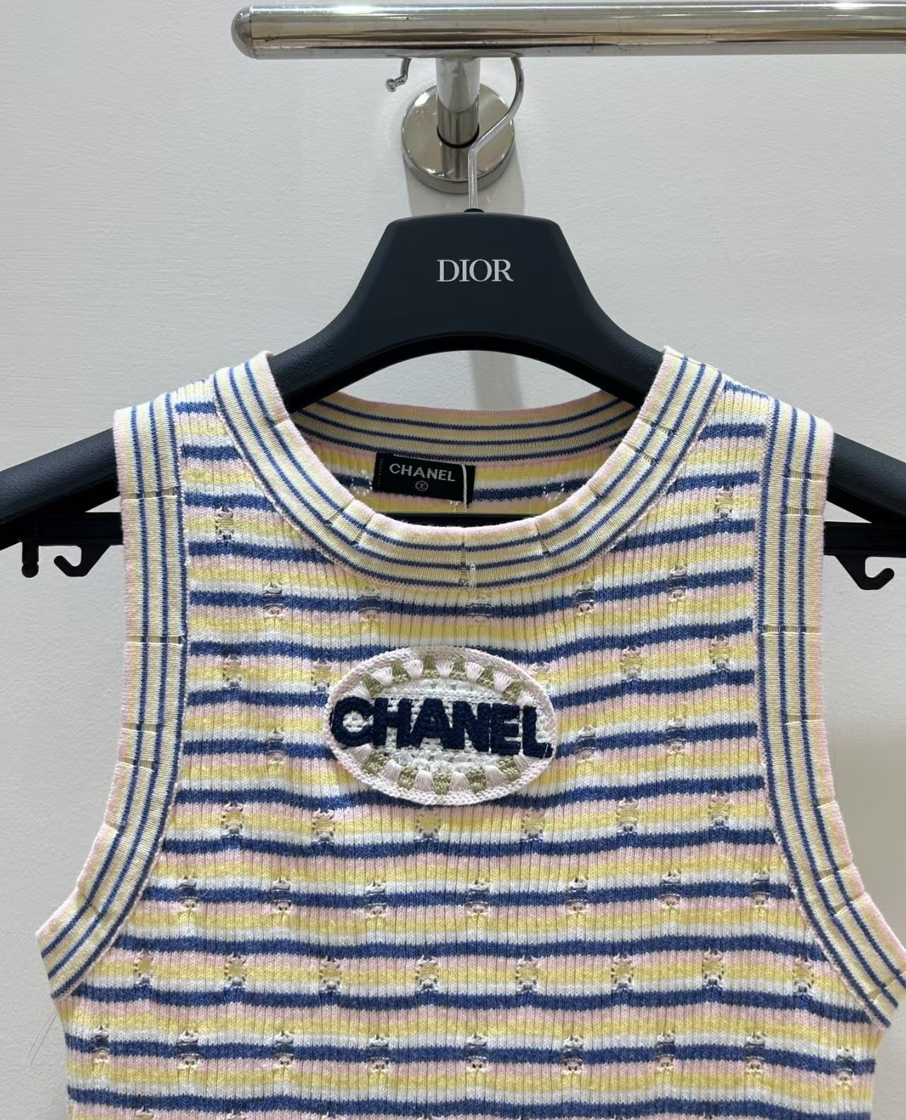 gestreifte ärmellose Weste