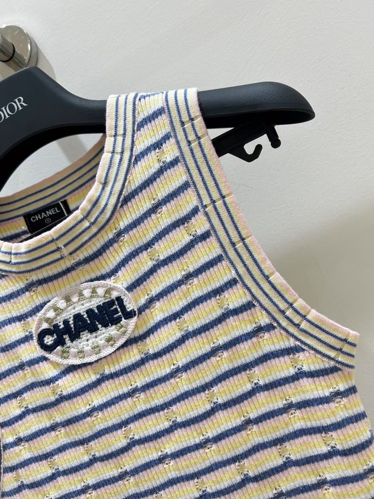 gestreifte ärmellose Weste