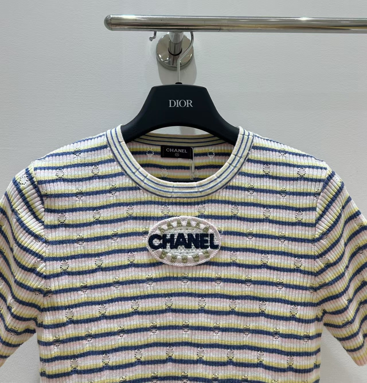 Gestreifter Rundhalsausschnitt mit kurzen Ärmeln