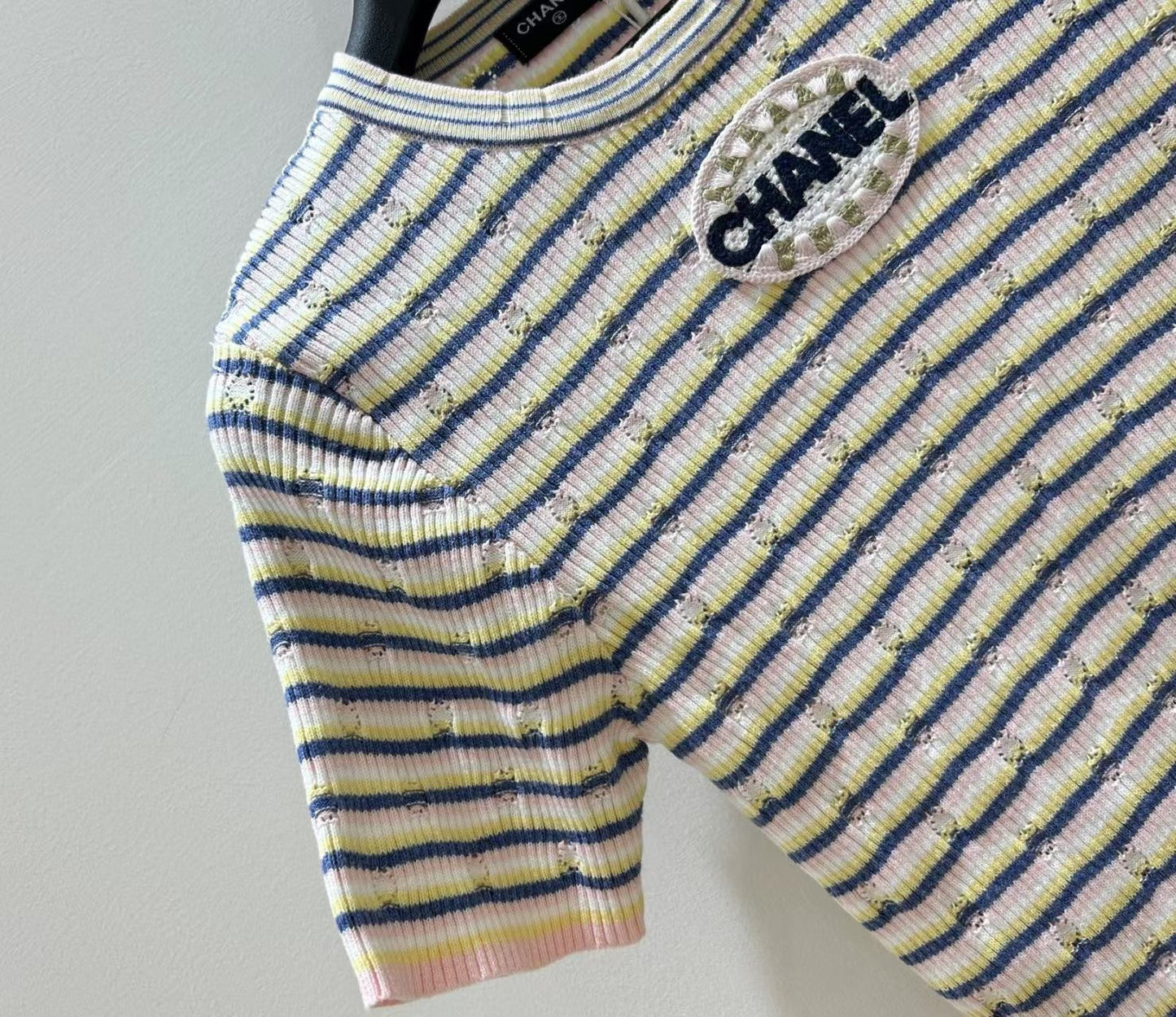 Gestreifter Rundhalsausschnitt mit kurzen Ärmeln