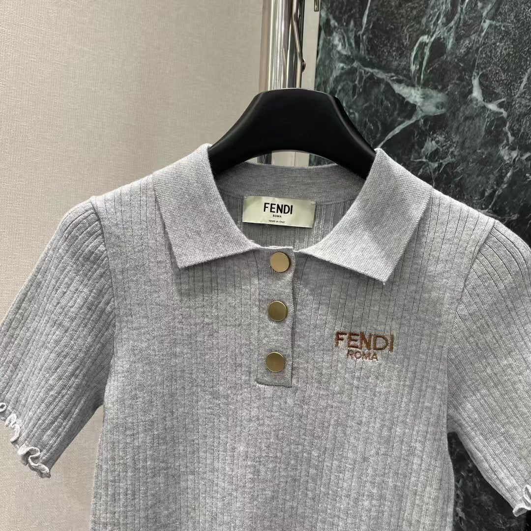 manches courtes tricotées avec logo brodé