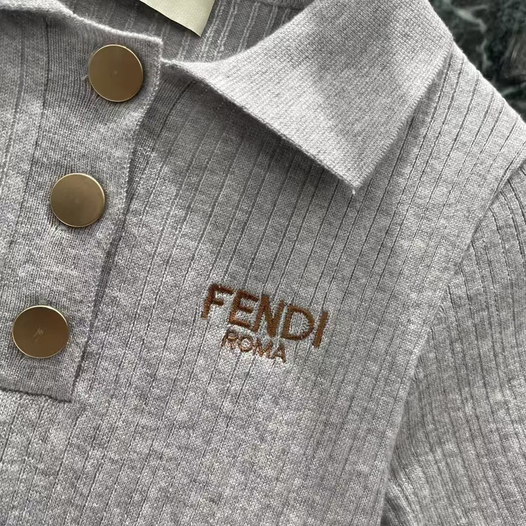 manches courtes tricotées avec logo brodé