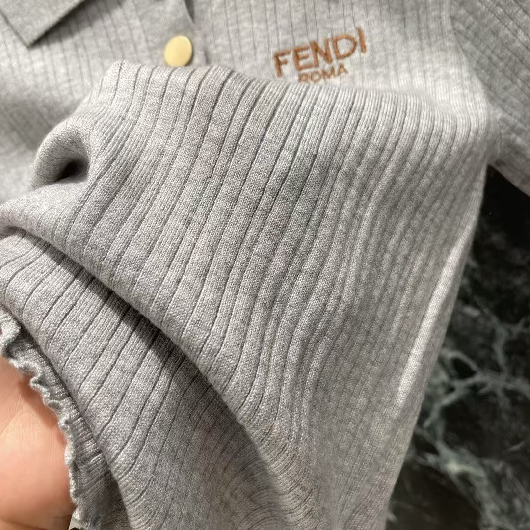 manches courtes tricotées avec logo brodé