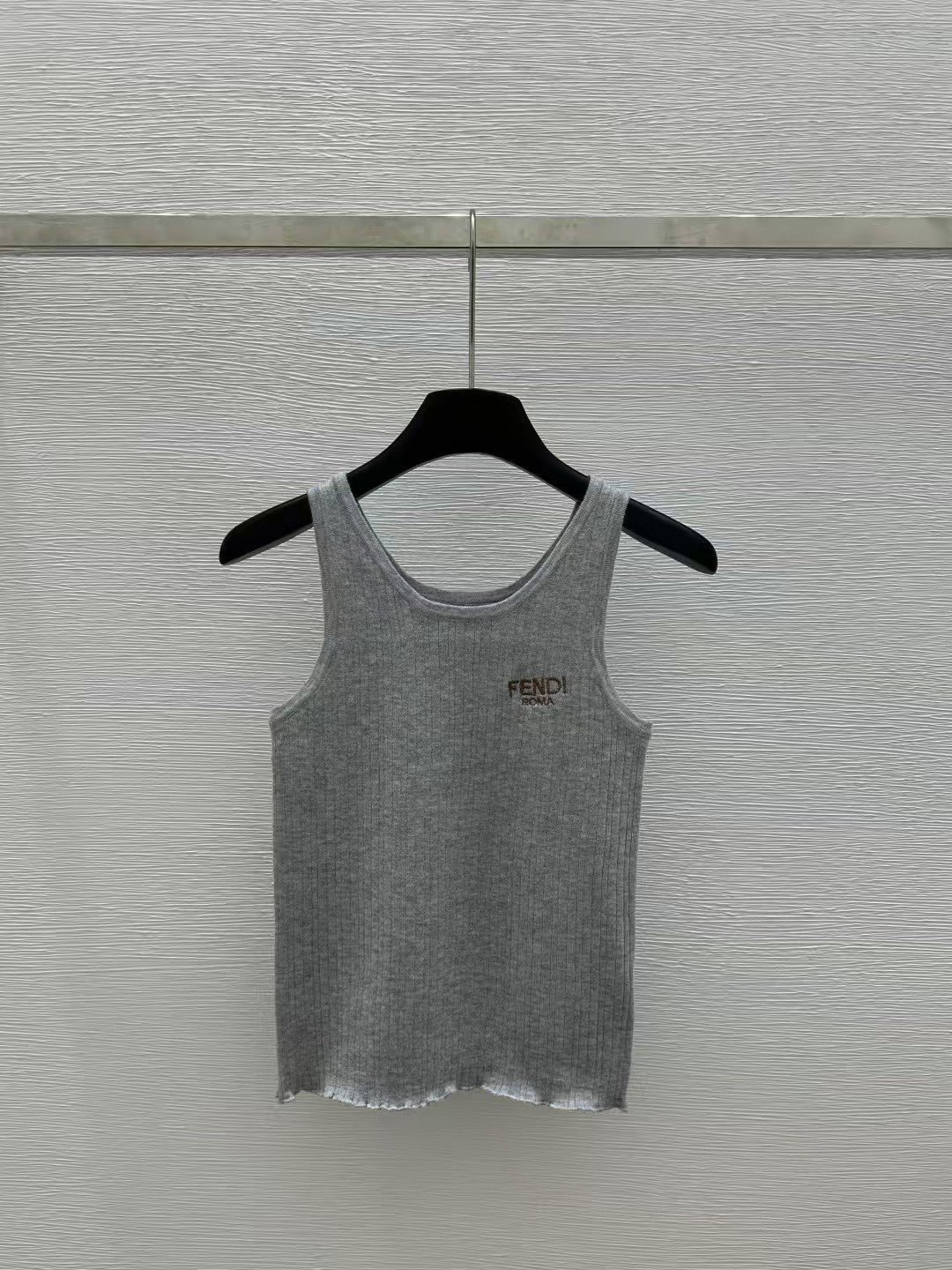 gilet tricoté avec logo brodé