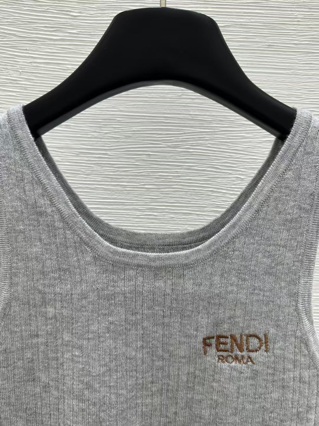 gilet tricoté avec logo brodé