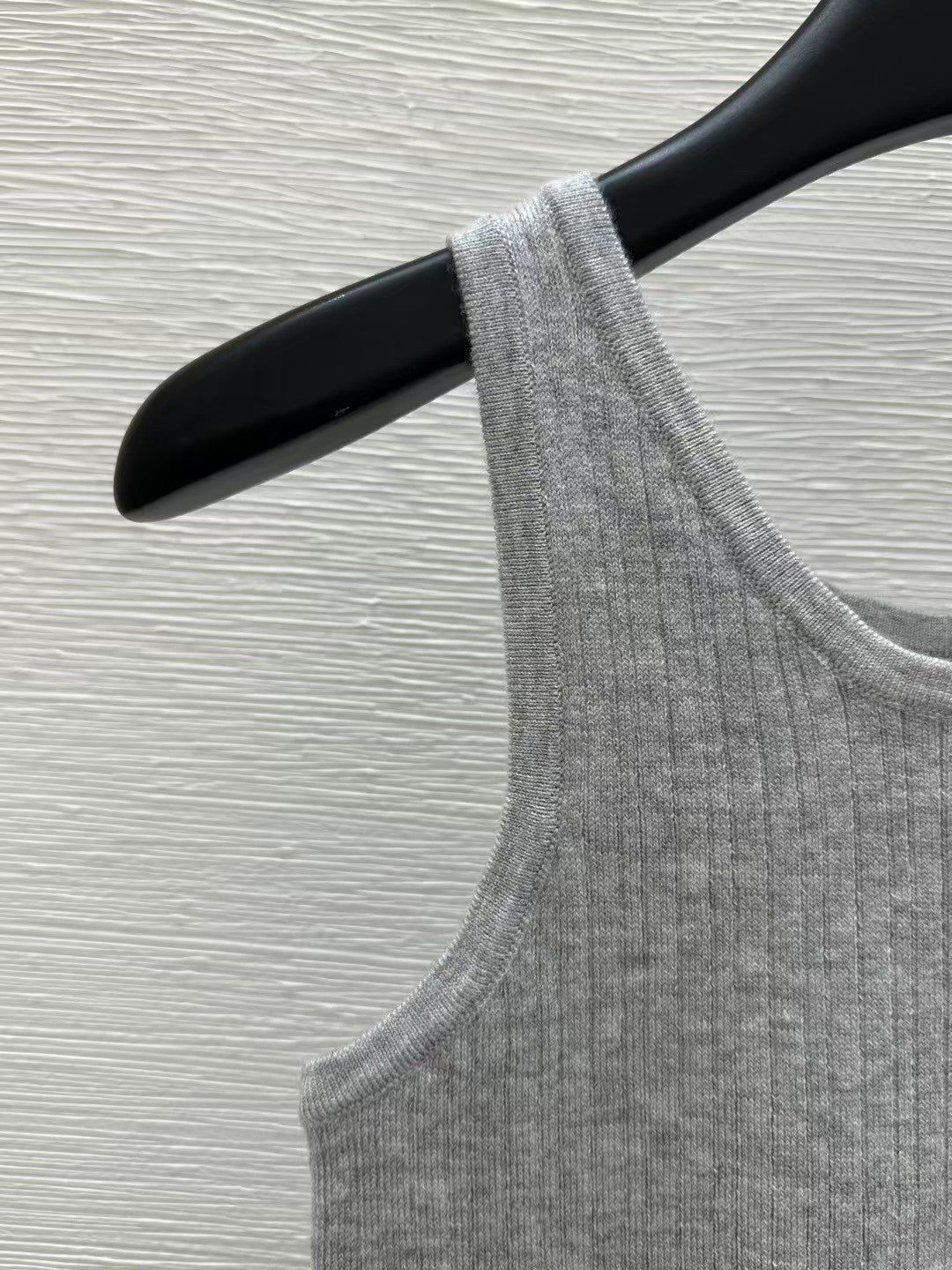 gilet tricoté avec logo brodé