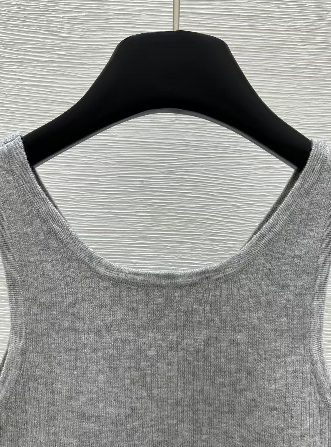 gilet tricoté avec logo brodé