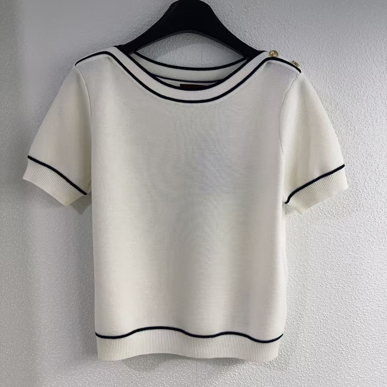 Pull boutonné à rayures contrastées 