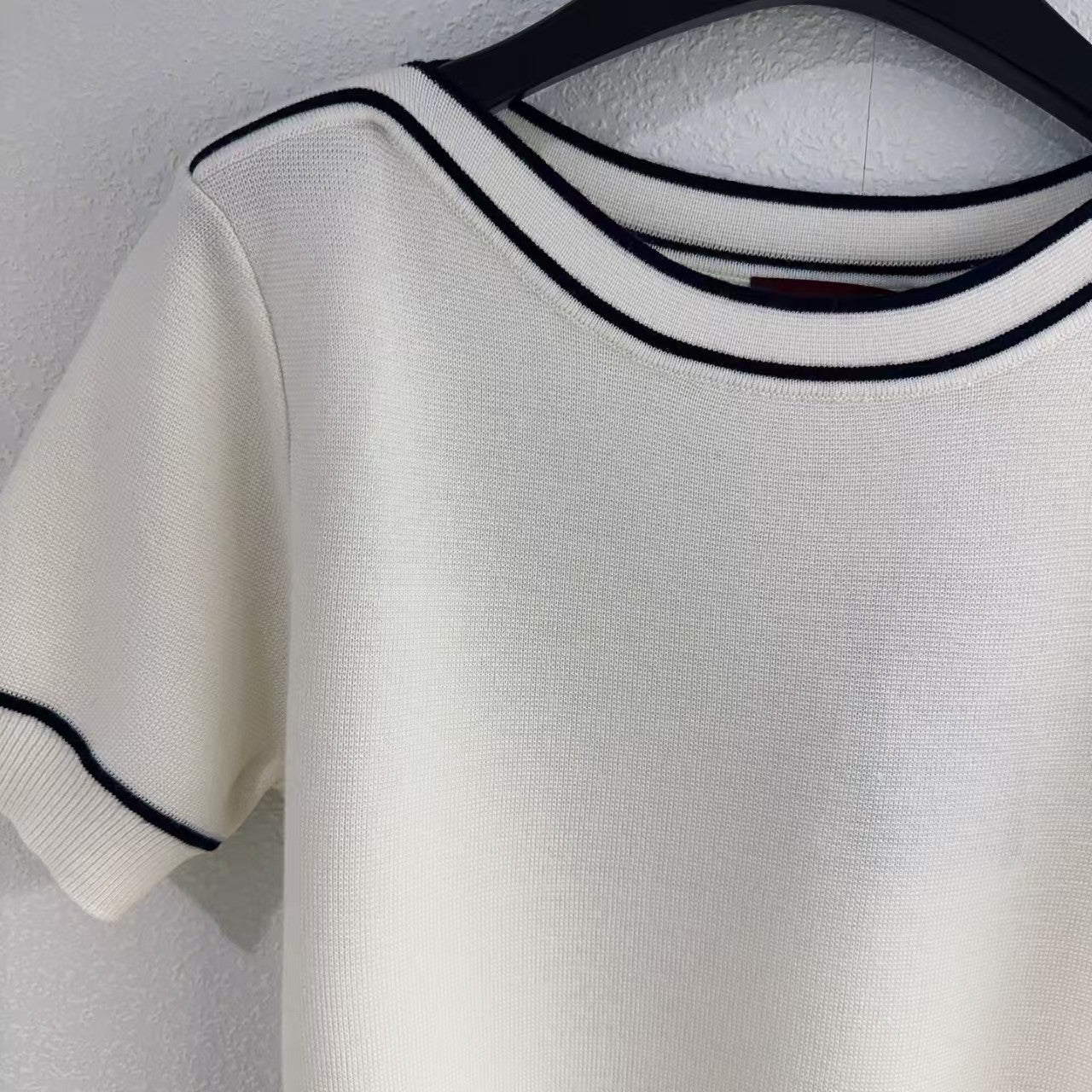 Pull boutonné à rayures contrastées 