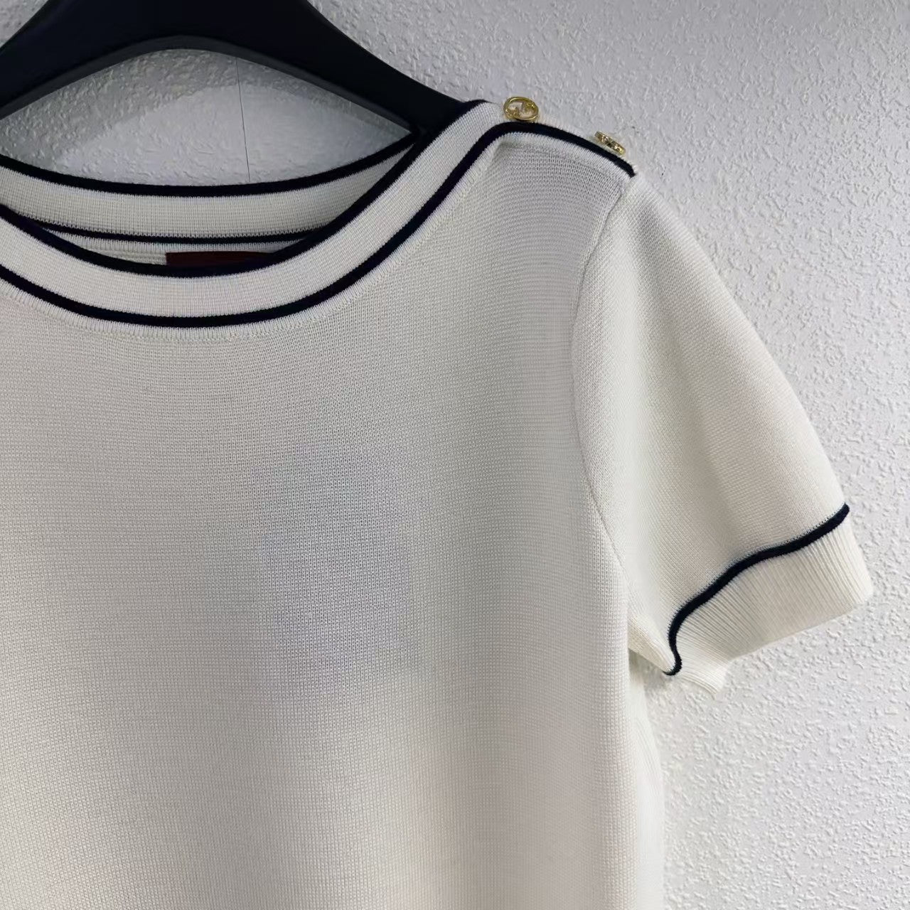 Pull boutonné à rayures contrastées 