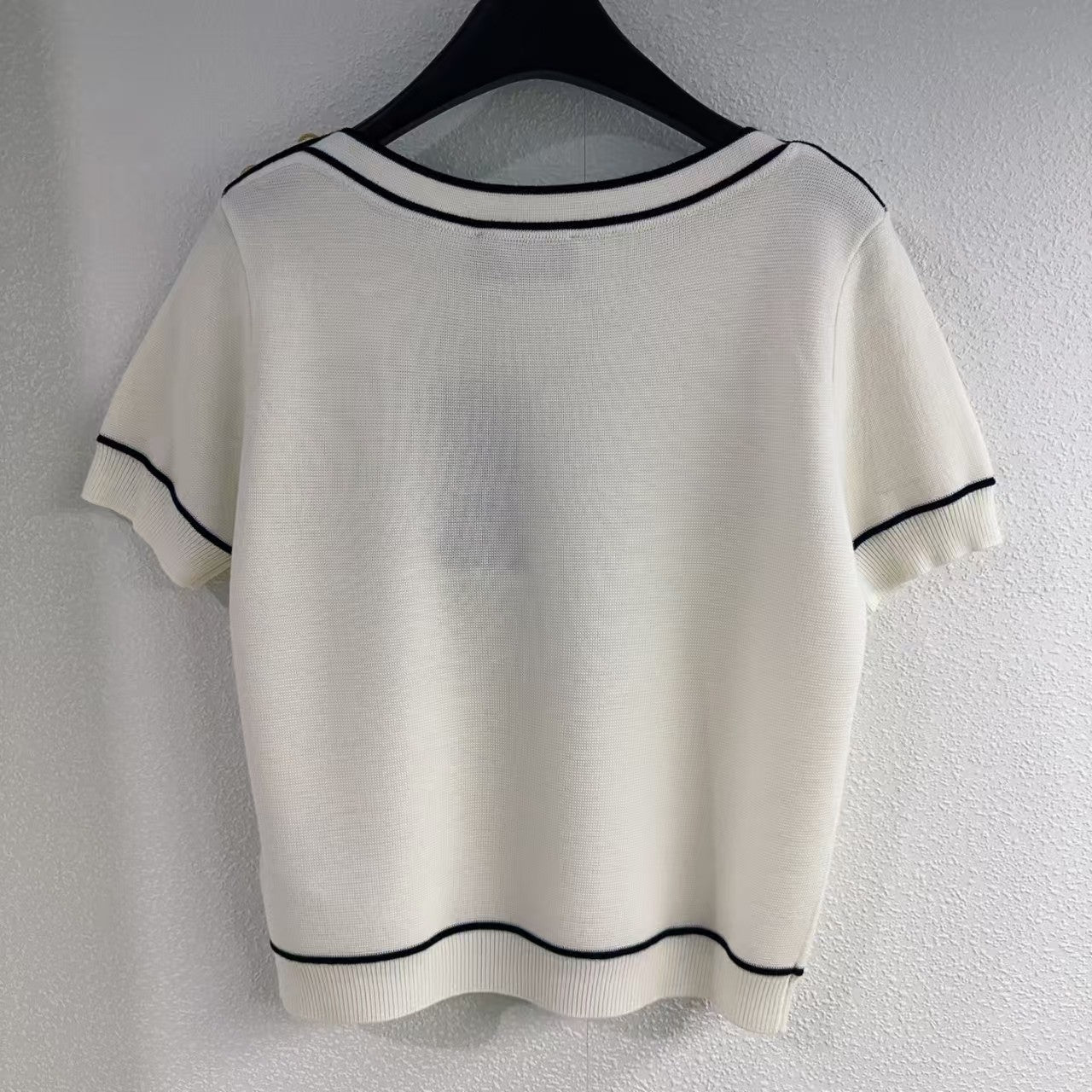 Pull boutonné à rayures contrastées 