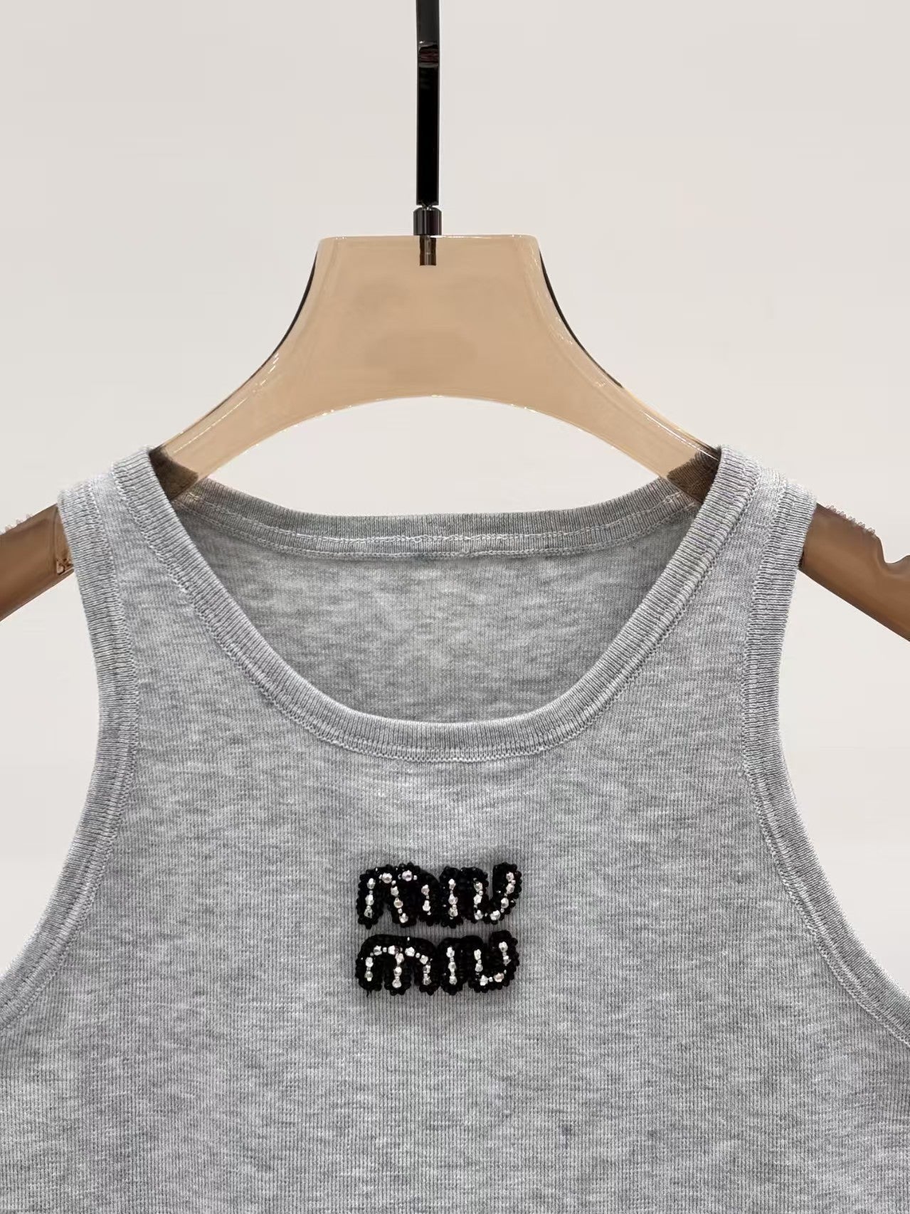 Strickweste mit Logo-Pailletten